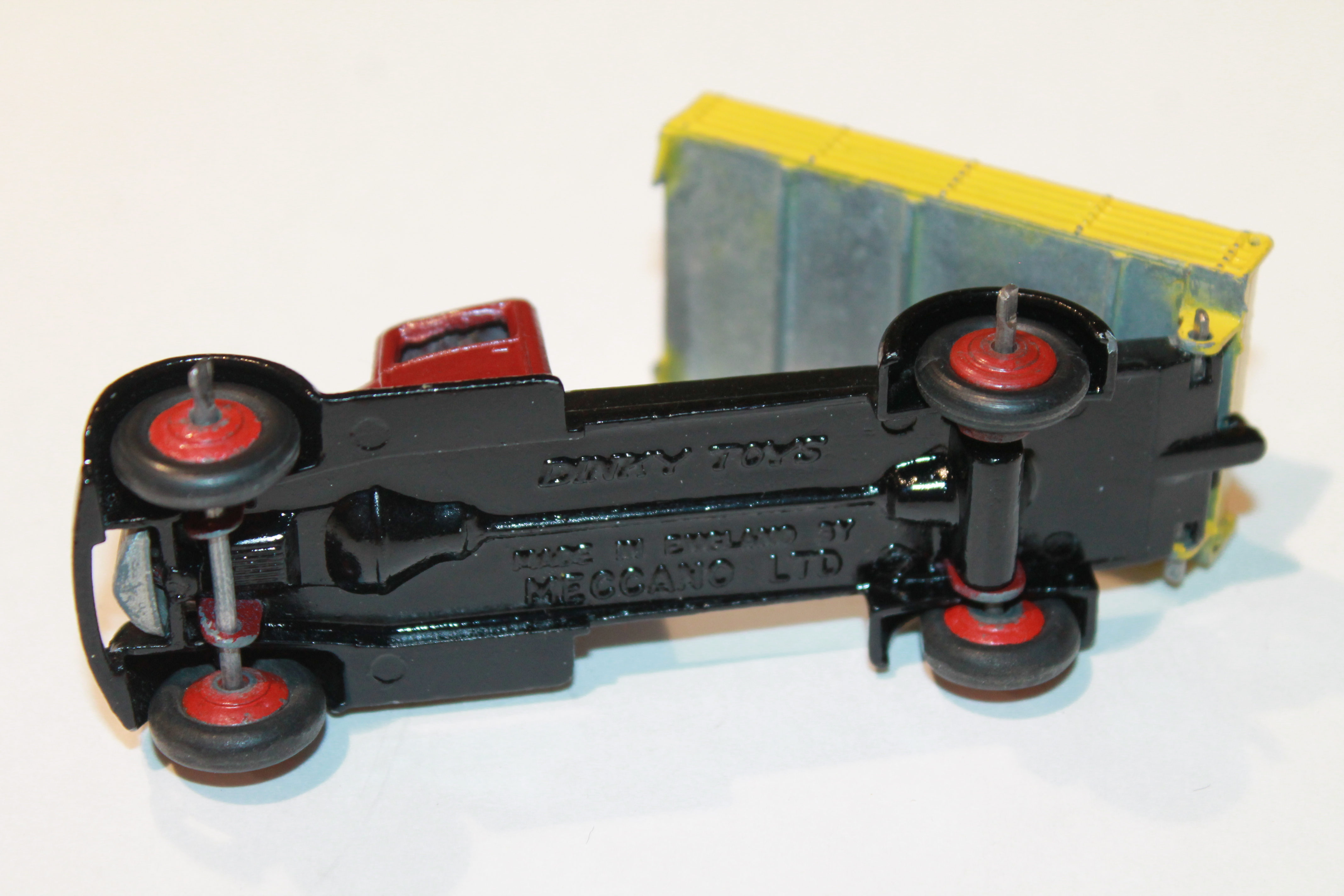 PETIT CAMION BENNE BORDEAUX/JAUNE DINKY TOYS 1/43°