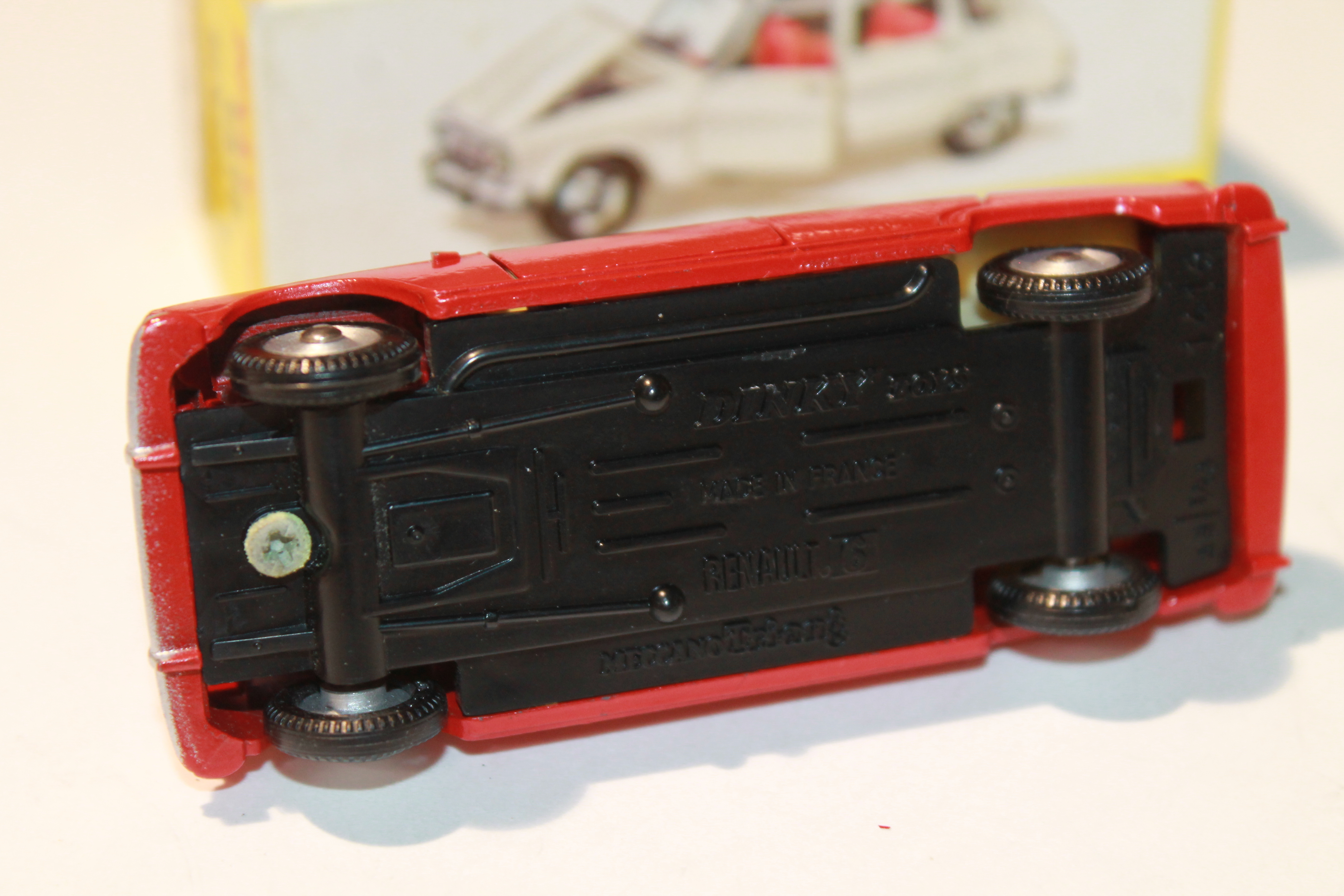 RENAULT 6 ROUGE DINKY TOYS 1/43°