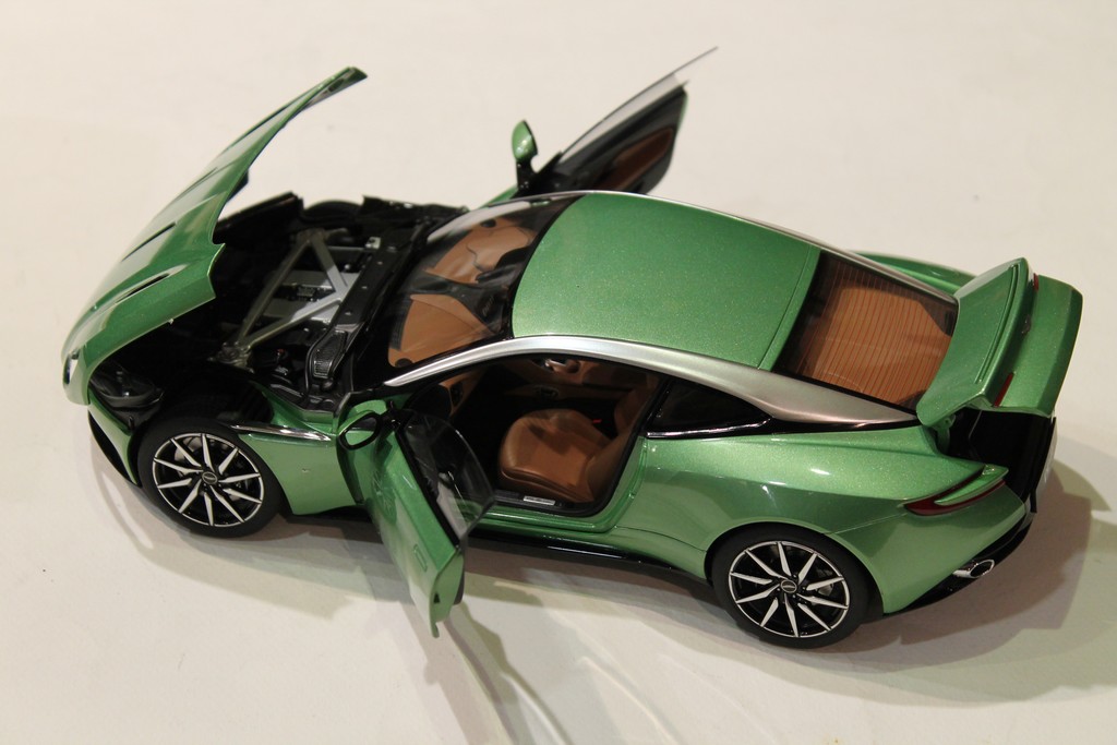 ASTON MARTIN DB11 VERT 2018 AUTOART 1/18°