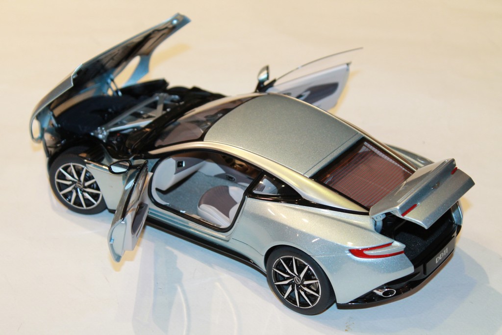 ASTON MARTIN DB11 ARGENT 2018 AUTOART 1/18°