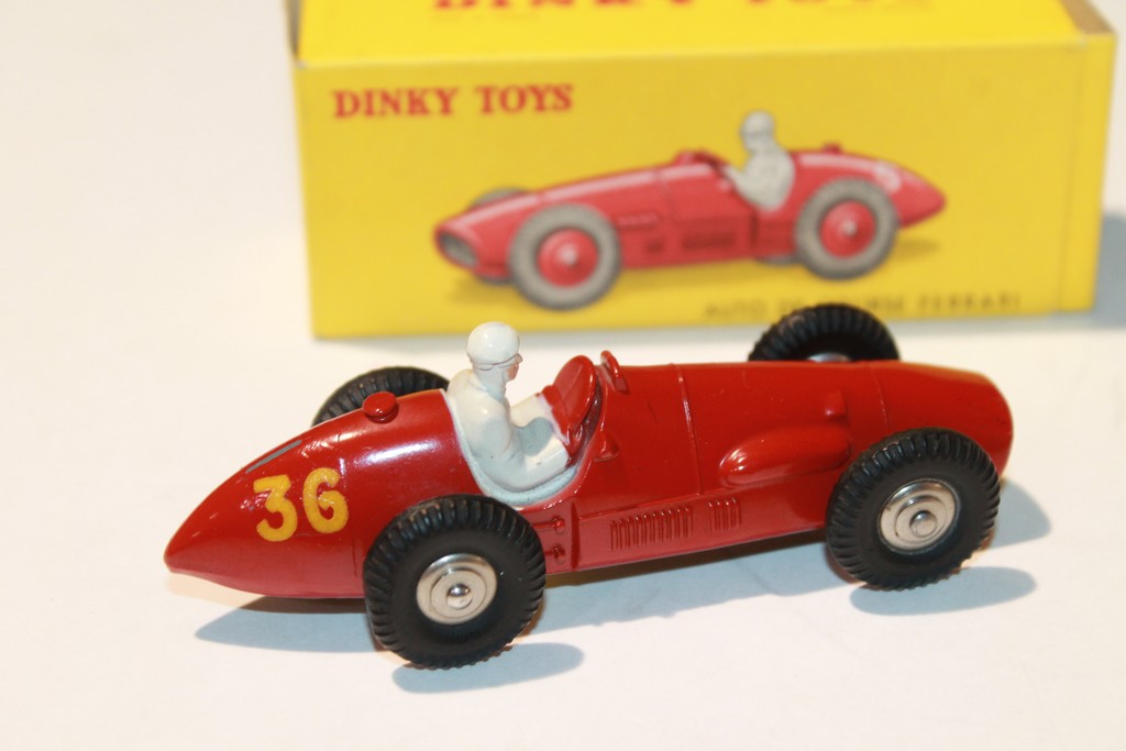 FERRARI AUTO DE COURSE DINKY TOYS 1/43°