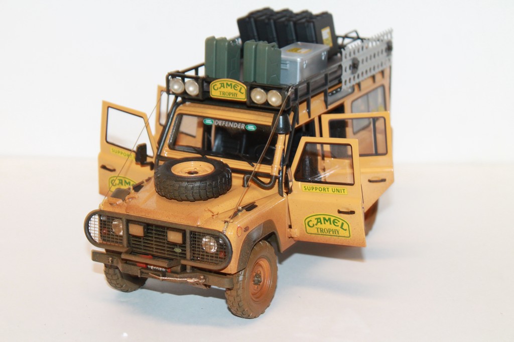 LAND ROVER DEFENDER 110 CAMEL TROPHY SABAH-MALAYSIA 1993 DIRTY VERSION ALMOST 1/18°