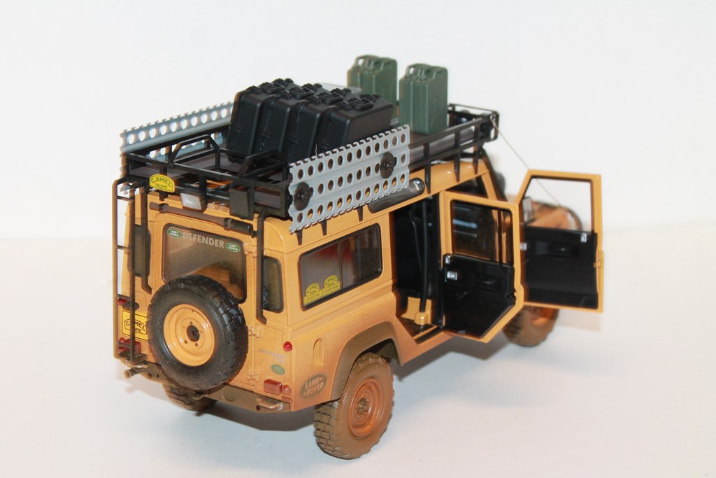 LAND ROVER DEFENDER 110 CAMEL TROPHY SABAH-MALAYSIA 1993 DIRTY VERSION ALMOST 1/18°