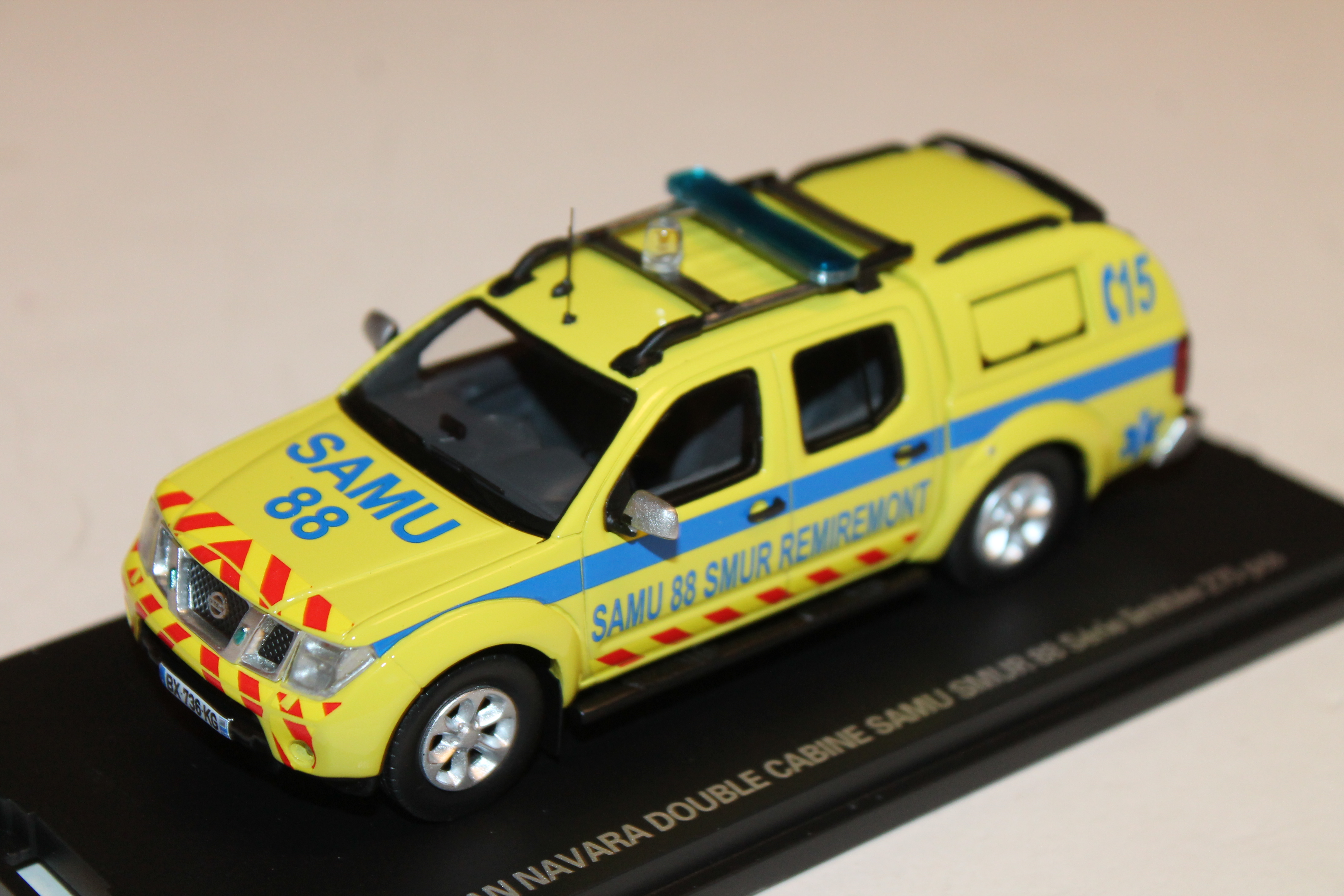 NISSAN NAVARA DOUBLE CABINE SAMU SMUR 88 ALARME 1/43°