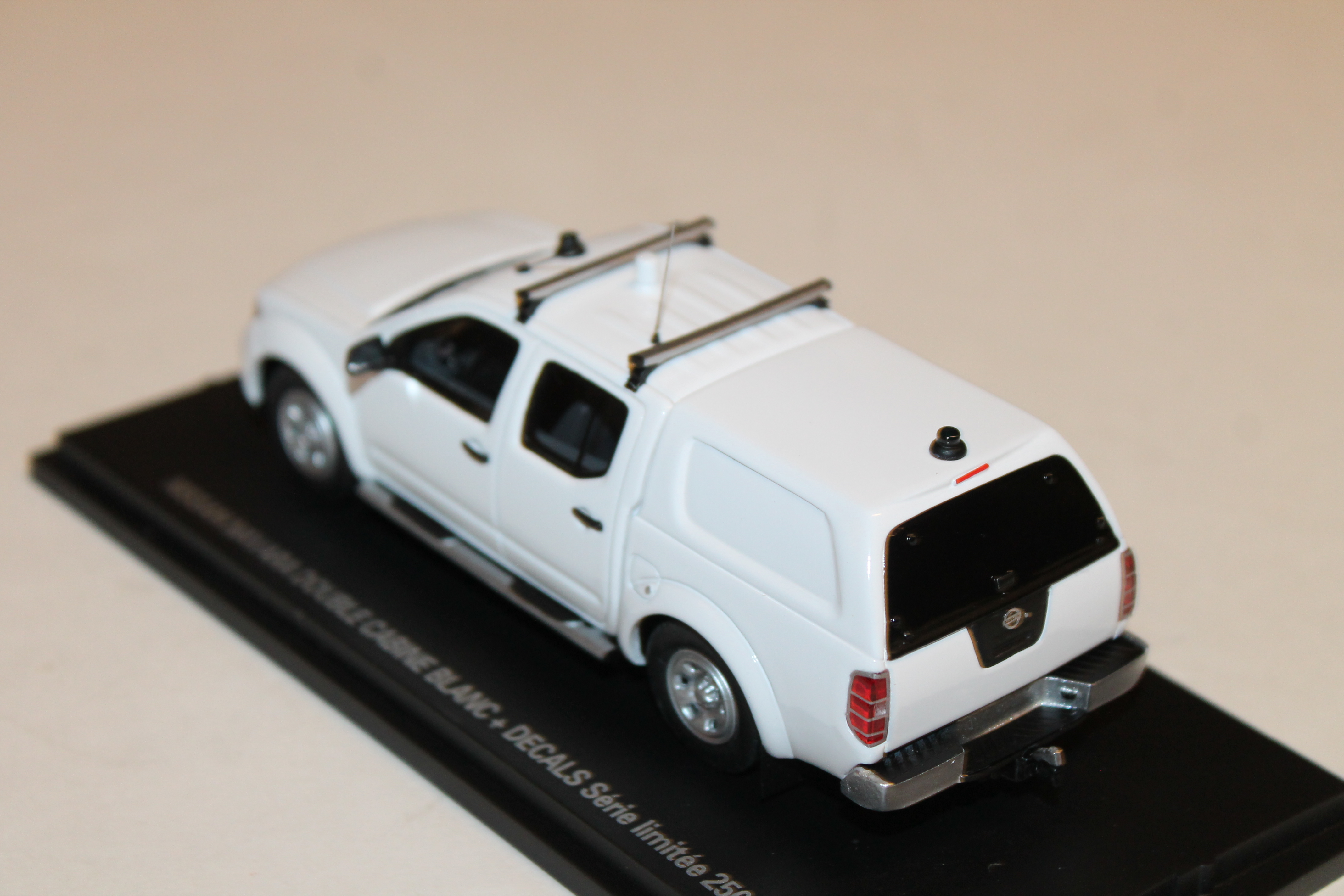 NISSAN NAVARA DOUBLE CABINE BLANC + DECALS ALARME 1/43°