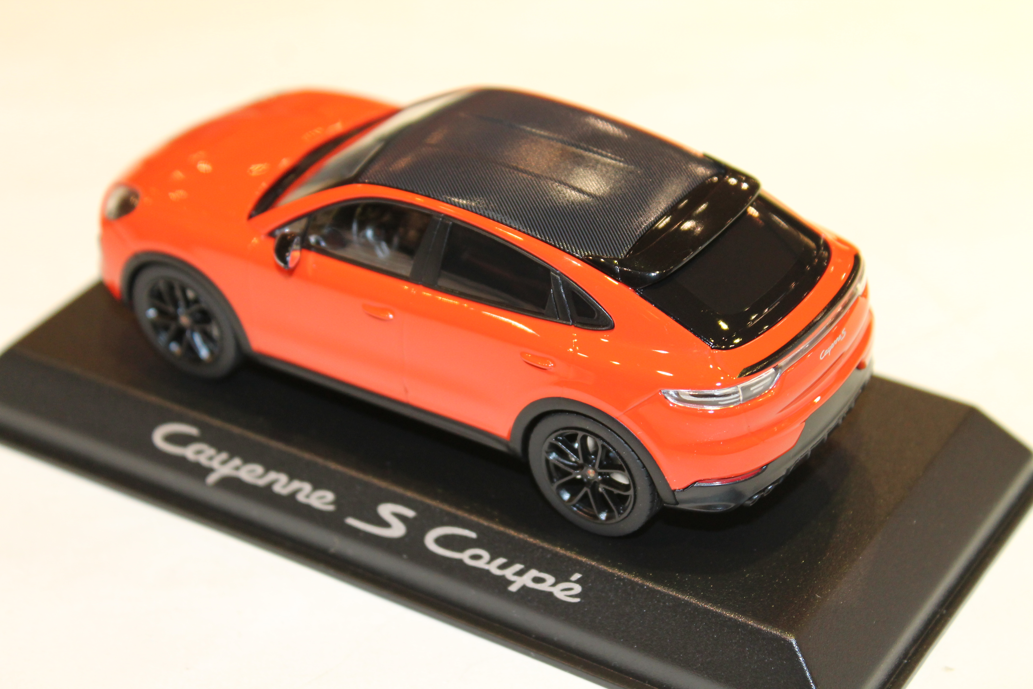 Voiture miniature Porsche Cayenne Turbo Neo Scale Models 1/43 – Motors  Miniatures