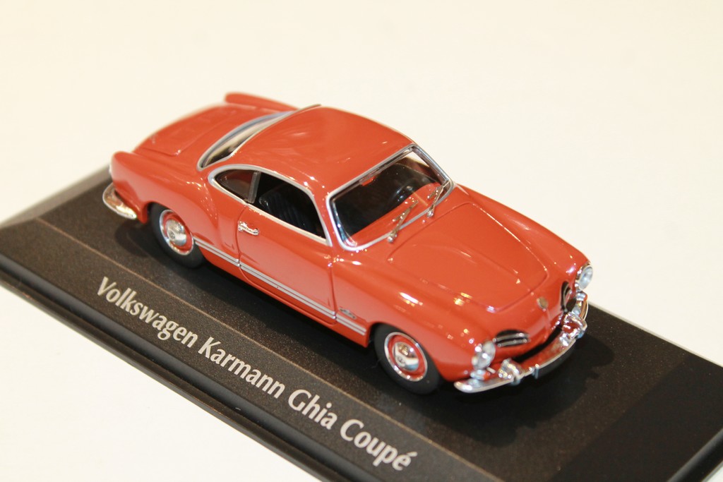 COUPE ROUGE 2 PORTES DE 1955