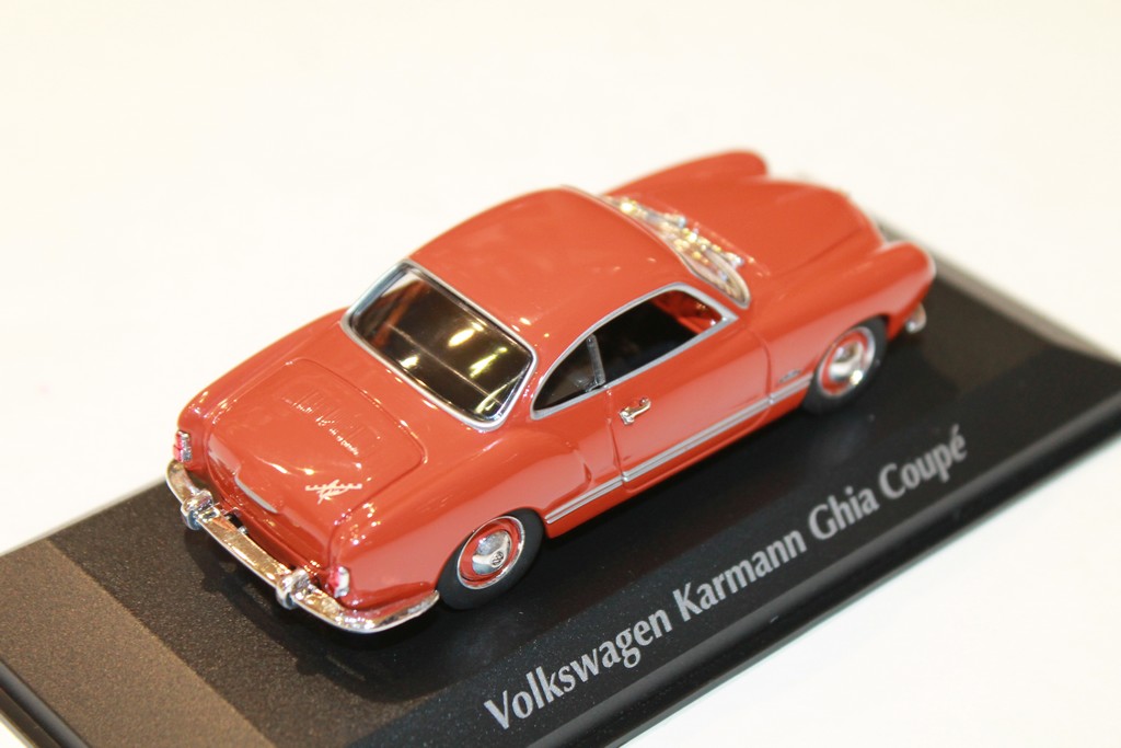 COUPE ROUGE 2 PORTES DE 1955