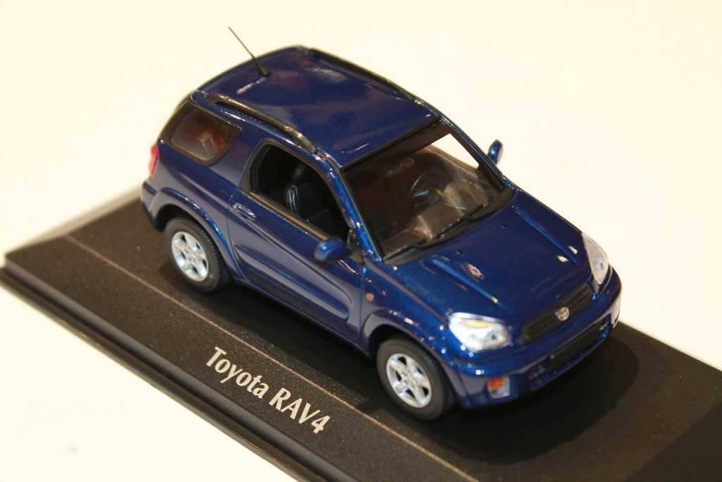 TOYOTA RAV4 BLEU 2000 MAXICHAMPS