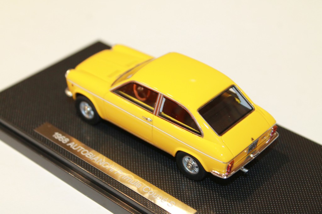 COUPE DEUX PORTES JAUNE DE LA FIN DES ANNEES 60