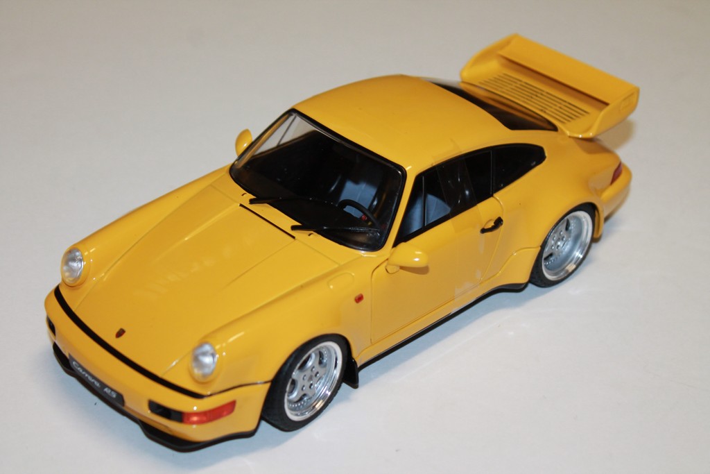 SPORTIVE PORSCHE RS DES ANNEES 90