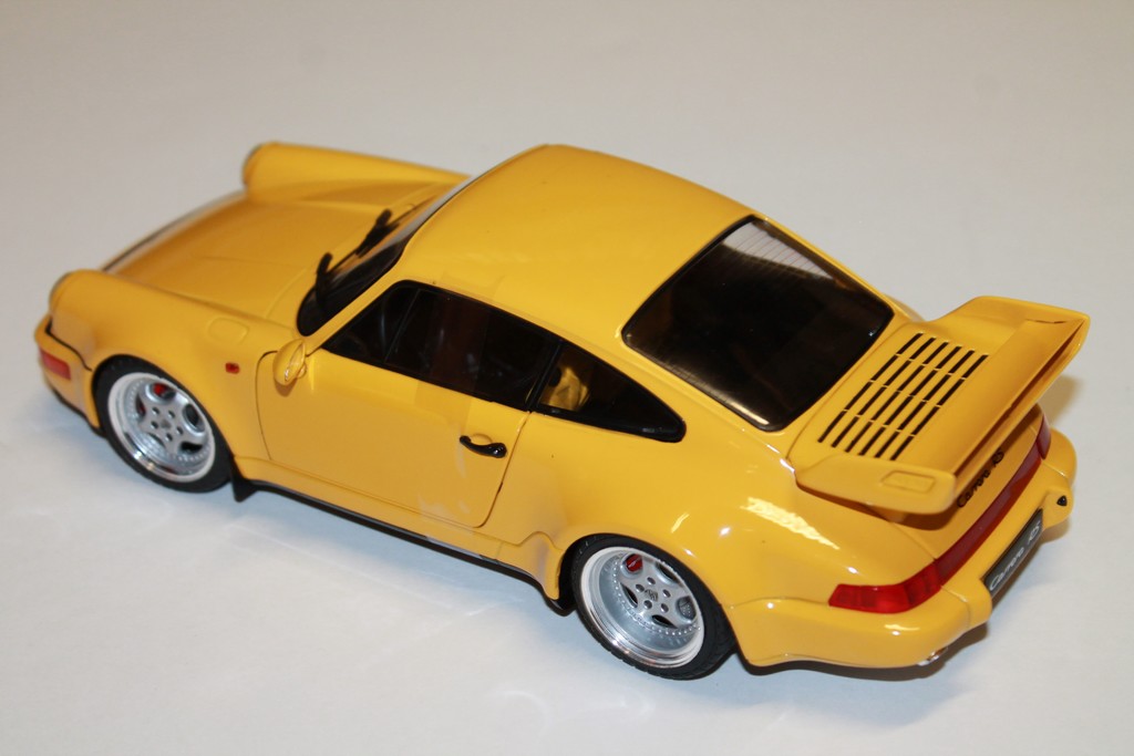 SPORTIVE PORSCHE RS DES ANNEES 90