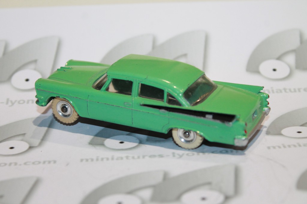 DODGE ROYAL SEDAN VERTE DINKY TOYS 1/43°