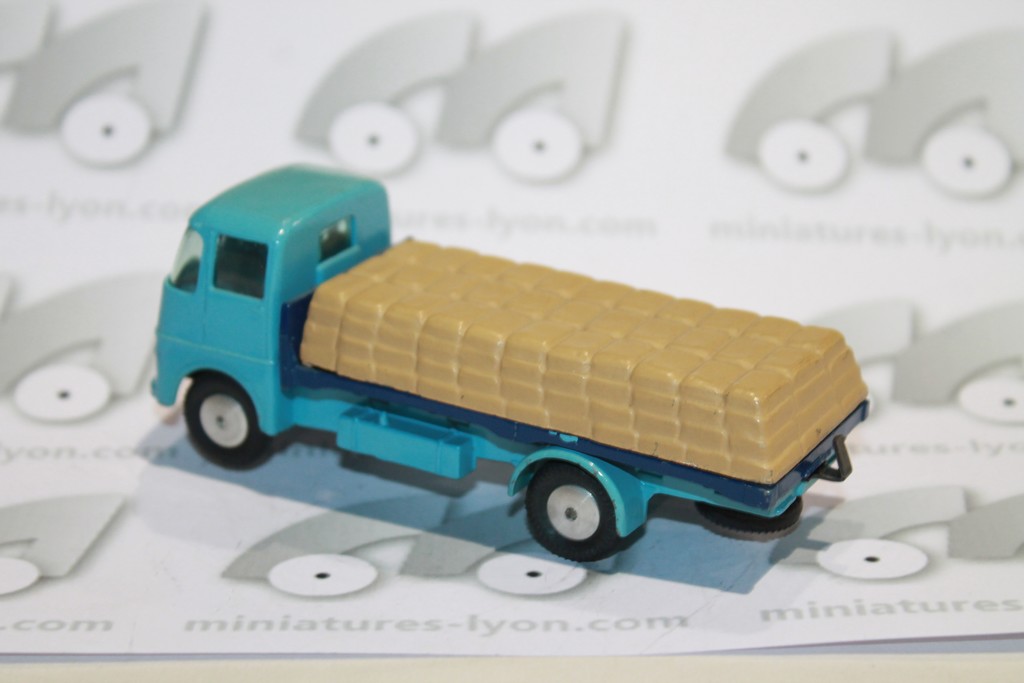 ERF AVEC CHARGE DE CIMENT CORGI 1/43°