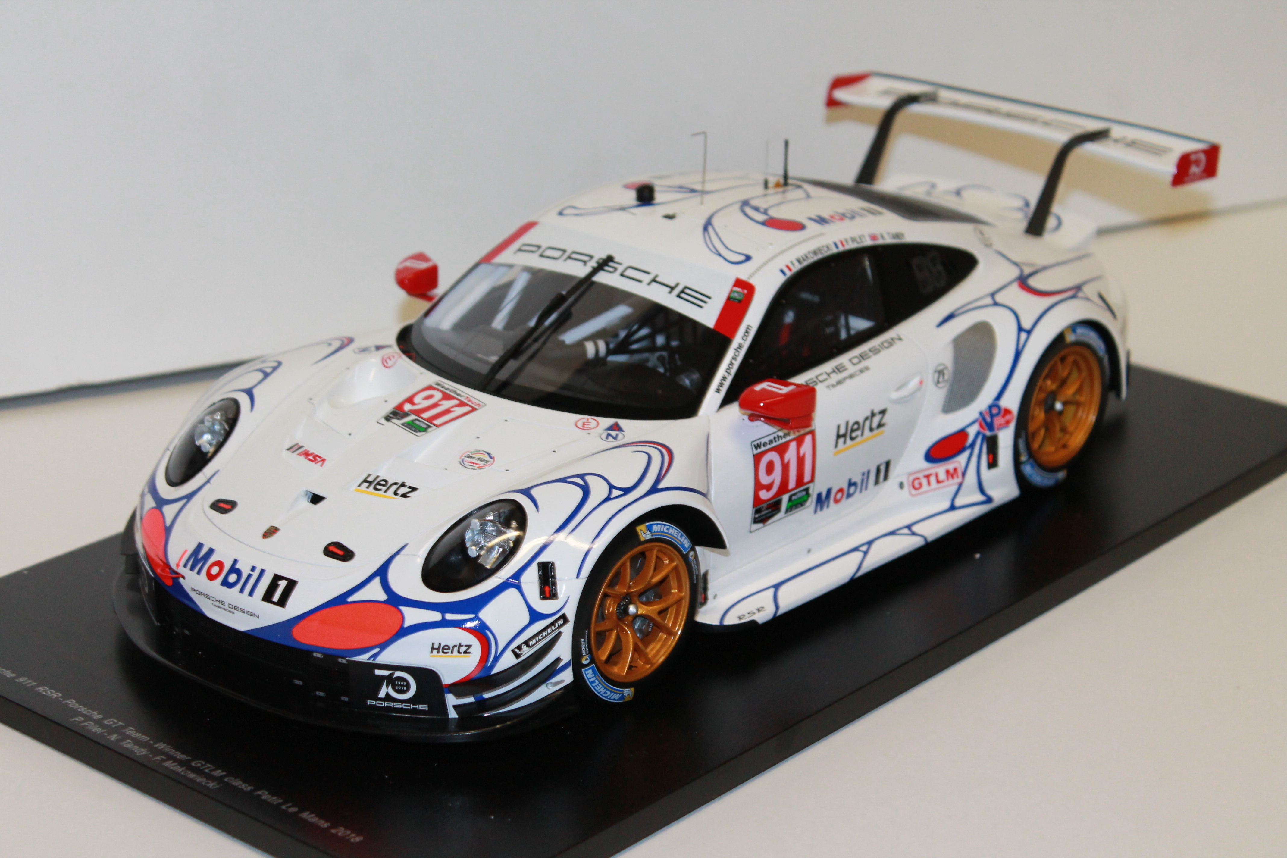 VOITURE DECOREE EN HOMMAGE A LA PORSCHE GT1 VAINQUEURE DES 24 HEURES DU MANS 1998