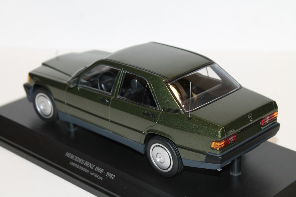 MERCEDES BENZ 190E VERT 1982 MINICHAMPS 1/18°