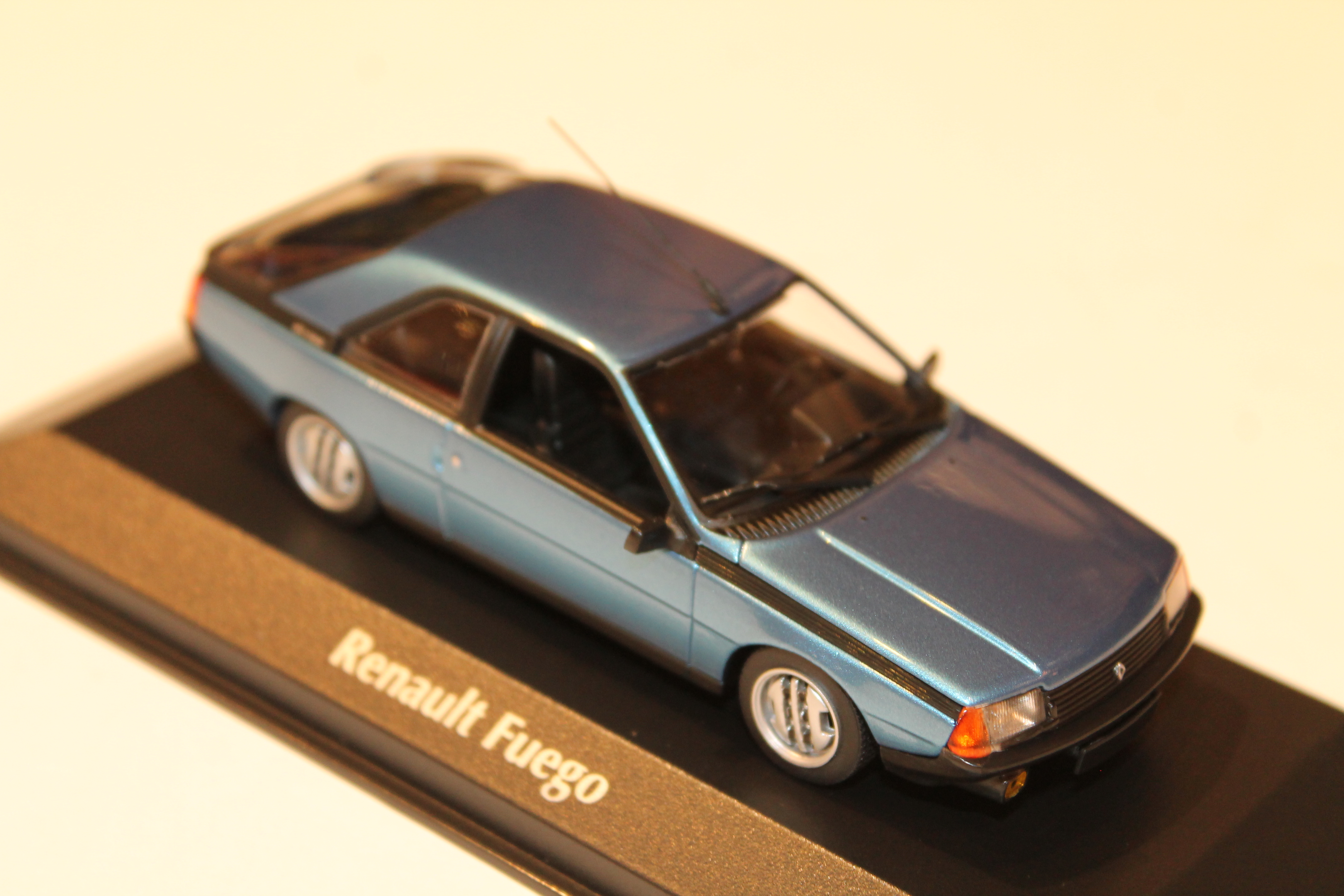 RENAULT FUEGO BLEU 1984 MAXICHAMPS 1/43°