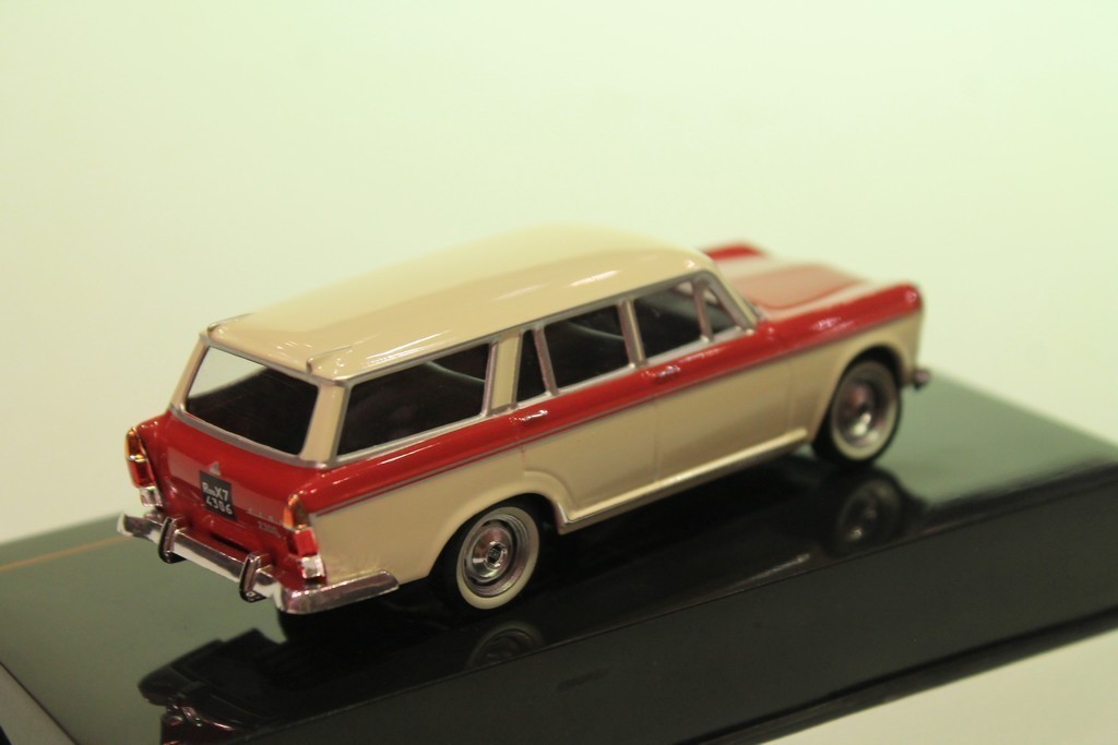 FIAT 2300 FAMILIARE 1965 IXO 1/43°