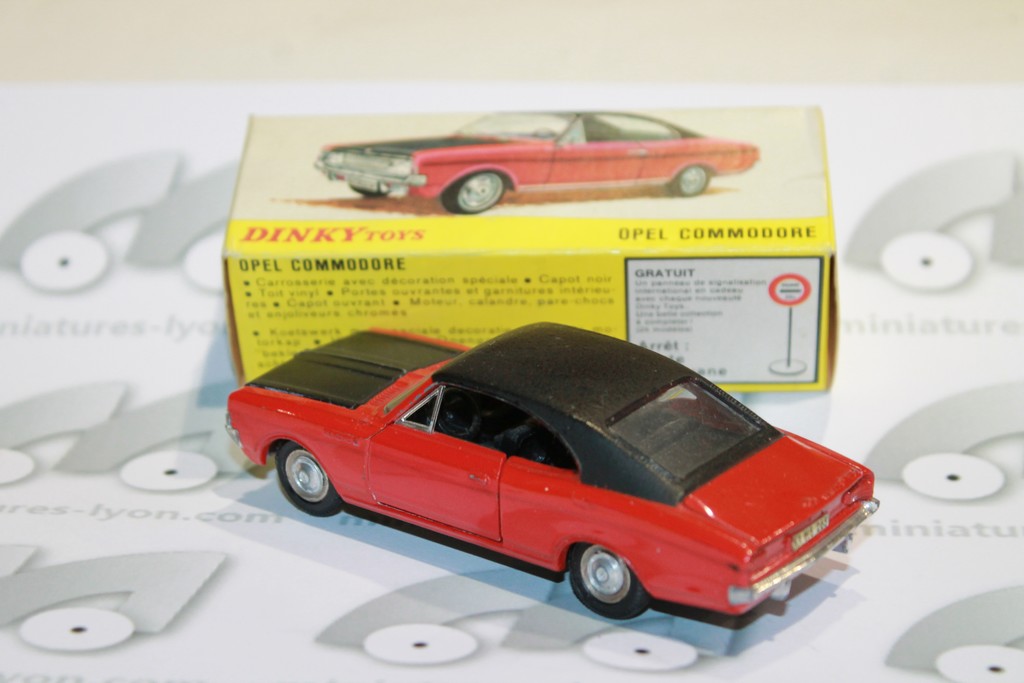 OPEL COMMODORE ROUGE ET NOIRE DINKY TOYS 1/43°